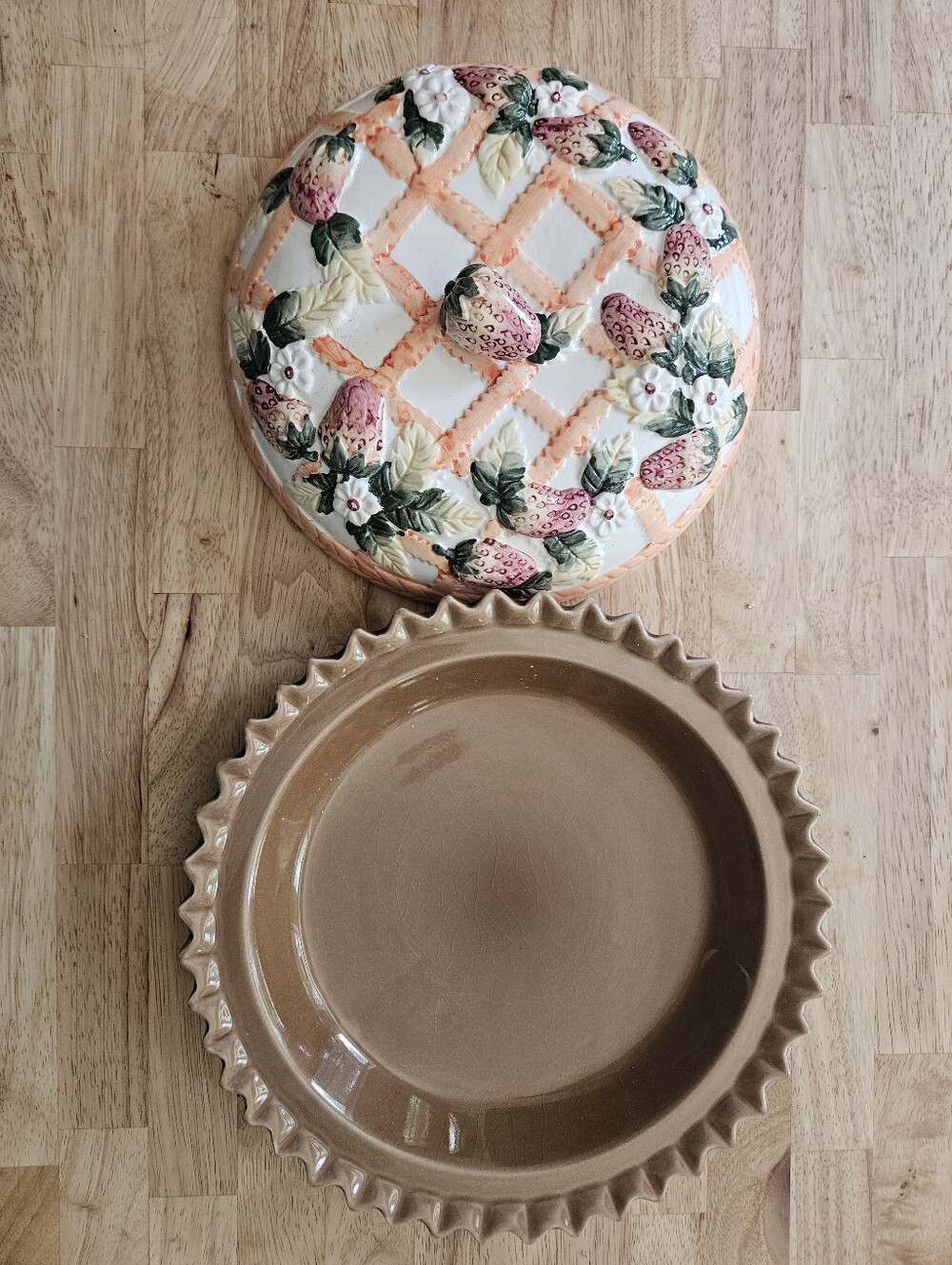 Vintage Strawberry Pie Saver Set With box - Picture 3 of 3